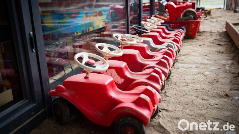 Mehrere Bobbycars stehen auf dem Spielplatz einer Kita. Foto: Christian Charisius/dpa/Symbolbild Bild: Christian Charisius