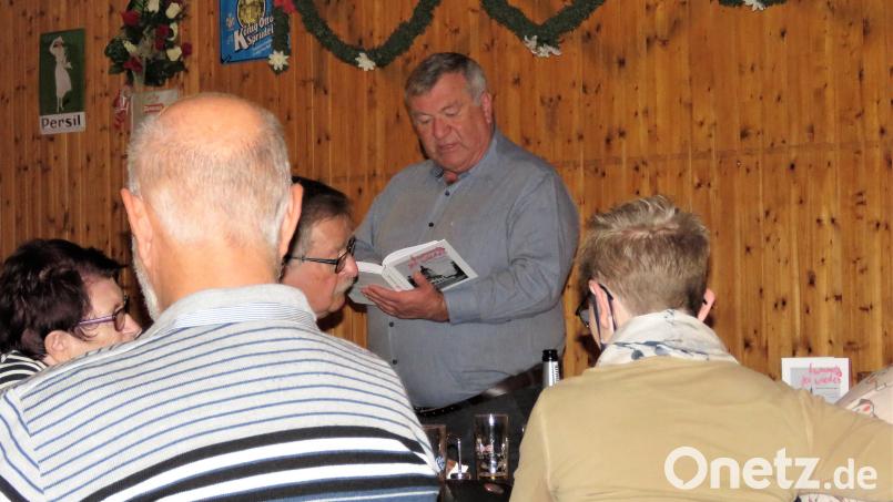 Vorlesen kann Werner Robl gut: Mit kräftiger Stimme erzählte er seinen Gästen von seiner Kindheit und aus dem Schulleben in Wiesau. Bild: ubb