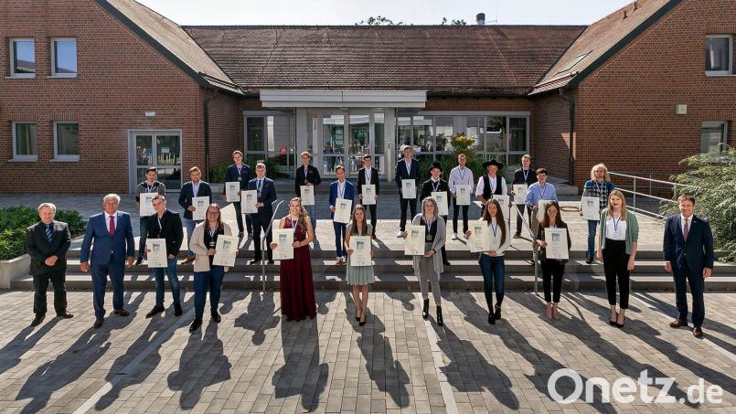 Die Handwerkskammer ehrt die besten Gesellen. Es gratulierten die HWK-Vizepräsidenten Gerhard Ulm (erste Reihe, Zweiter von links.) und Christian Läpple (erste Reihe, ganz links) sowie der stellvertretende HWK-Hauptgeschäftsführer Hans Schmidt (erste Reihe, Erster von rechts). Bild: Verena Matthies/Fotostudio Daniel/exb