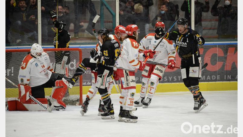 Nach einem frühen 0:2-Rückstand besiegte der ERSC Amberg am Freitagabend den TEV Miesbach mit 5:4. Hier bejubelt Ryan Murphy (Mitte) seinen Treffer zum 2:2. Bild: Andreas Brueckmann