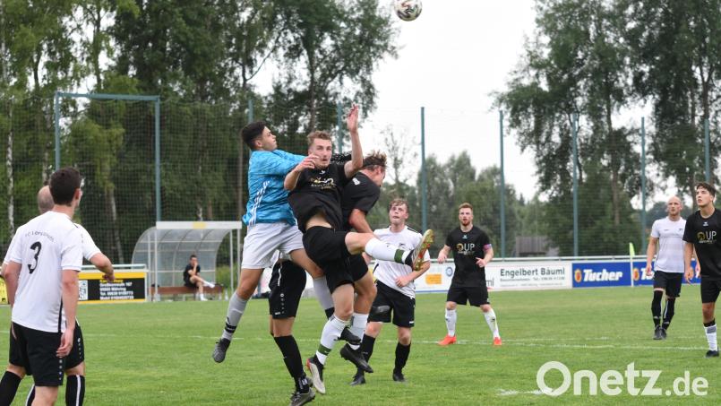Zum Saisonstart hatte der FC Tirschenreuth gegen den FC Lorenzreuth mit 0:2 das Nachsehen. In dieser Szene klärt FCL-Torwart Leon König gegen Nico Stark. Am Sonntag steigt in Lorenzreuth das Rückspiel. Archivbild: gb