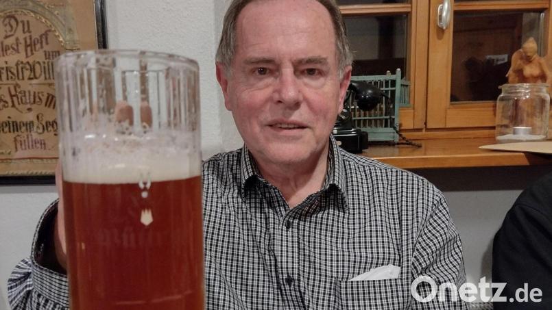 Sieht gut aus und besteht den Geschmacktest der Vereinsmitglieder. Herbert Körper vom Kommunbierverein zeigt das neue Grünhopfenbier. Bild: Kommunbierverein