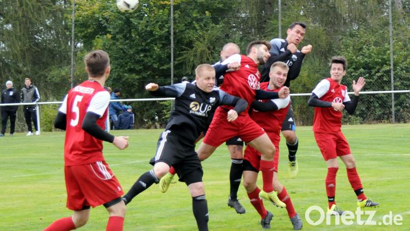 Am vergangenen Sonntag trotzten die Sportfreunde Kondrau (schwarze Trikots) Spitzenreiter TSV Konnersreuth ein Remis ab. An diesem Sonntag genießen die Kondrauer erneut Heimrecht, zu Gast ist die SpVgg Wiesau. Bild: hho