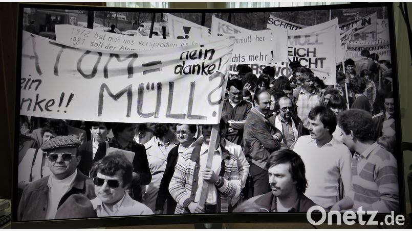 In Bild und Videobeiträgenwerden die Demonstrationen gegen das Atommüllager in Mitterteich gezeigt. Gegen die von der Bayerischen Staatsregierung aufdiktierte Einrichtung, sagen die Moderatoren im Film, habe sich der gesamte Landkreis und die Bevölkerung vom Bauern über den Wirt bis hin zu den Vereinen und sogar berühmte Künstler gestellt. Bild: ubb