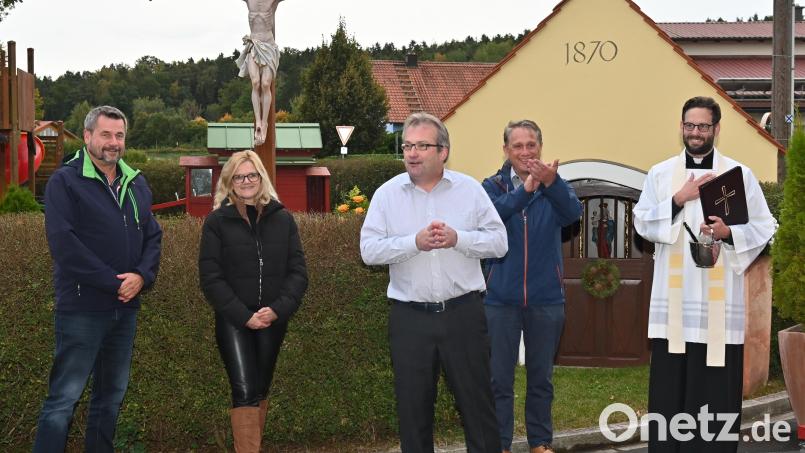 Pfarrer Dominik Mitterer (links) segnet die renovierte Dorfkapelle am Rand des Biergartens beim Gasthof Kopf in Altmannshof. Mit dabei (ab Zweiter von links): Bürgermeister Konrad Scharl, die Wirtleute Elisabeth und Andreas Kopf sowie Bürgermeister Hermann Böhm. Bild: gf