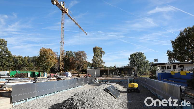 Im angehobenen 50-Meter-Sportbecken sind inzwischen seitlich die Edelstahlwände als Ersatz für den Fliesenbelag montiert. Der Kies wird in den nächsten Tagen verteilt. Bild: Wolfgang Steinbacher
