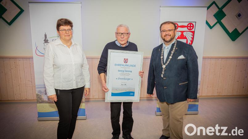 Georg Heining (Mitte) ist neuer Ehrenbürger der Gemeinde Kastl. Zur Ernennung gratulierten Bürgermeister Hans Walter und seine Stellvertreterin Michaela Veigl. Bild: jsa