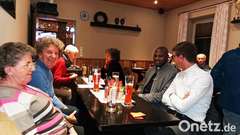 Bei einem lockeren Gespräch am Wirthaustisch in der D`Wirtschaft erzählt Pfarrer Abbé Fulgence Coly (Zweiter von rechts) von seiner Arbeit im Senegal, war aber auch über die Umstände in Deutschland interessiert. Bild: fvo
