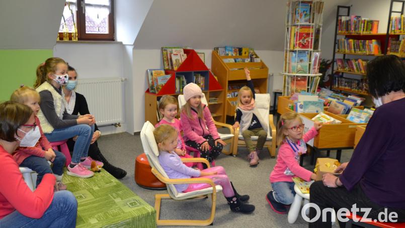 Aufmerksam lauschten die Kinder bei der ersten Vorlesestunde nach dem Lockdown in der Gemeinde- und Pfarrbücherei der Märchentante Anni Hierold. Bild: gi