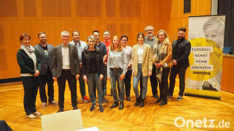 Der Vorstand des neu gegründeten Vereins &quot;Team Bananenflanke Nordoberpfalz&quot; mit der Vorsitzenden Carina Völkl (vorne Mitte, rothaarig ) und der zweiten Vorsitzenden Susanne Höchtl (Fünfte von links). Bild: stn