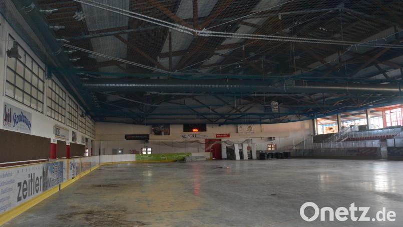 Im Zuge der Sanierung des Eishallen-Daches wurde im Inneren des Gebäudes ein Fangnetz zum Schutz der Arbeiter aufgehängt. Bild: jr