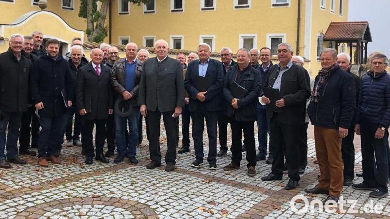 Zum 80. Geburtstag von Georg Obermeier (Mitte) gratulierte der Bergchor St. Barbara mit einem Ständchen nach der Sonntagsmesse. Bild: mab