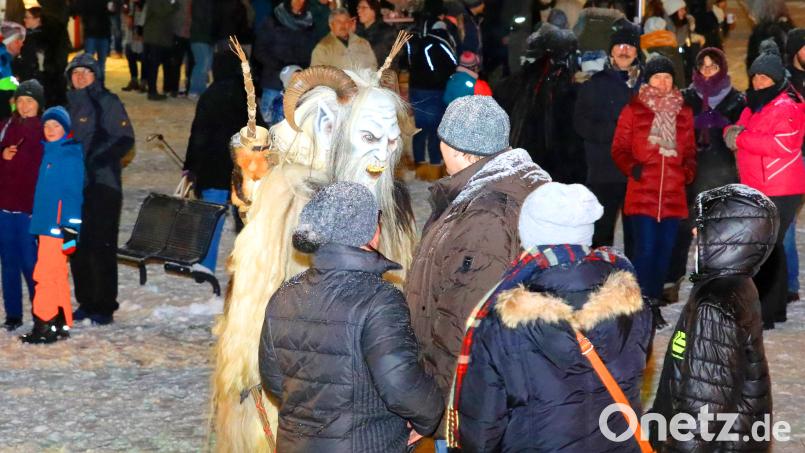 2019 waren am Christkindlmarkt in Erbendorf noch die Gröll-Deifl unterwegs. Dieses Jahr soll es keinen Weihnachtsmarkt geben, dafür wollen Geschäfte besondere Aktionen an den vier Adventssamstagen machen. Archivbild: njn