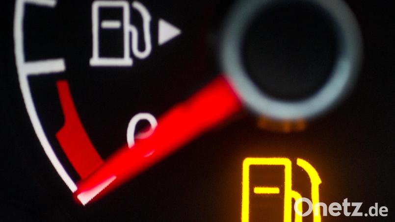 Damit die Tanknadel nicht so schnell ins Rote rauscht, gibt es einige Tricks. Bild: Patrick Pleul/dpa