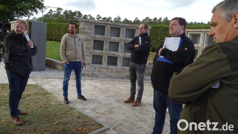 Auf dem Dürnsrichter Friedhof sind zwei neue Urnenwände entstanden. Bürgermeister Christian Ziegler (Zweiter von rechts) zeigte sie bei einer Ortsbesichtigung dem Gemeinderat und dankte später bei der Sitzung des Gremiums dem Bauhof. Dessen Bedienstete hatten die Anlage errichtet.
Bild: Houschka Bild: Houschka