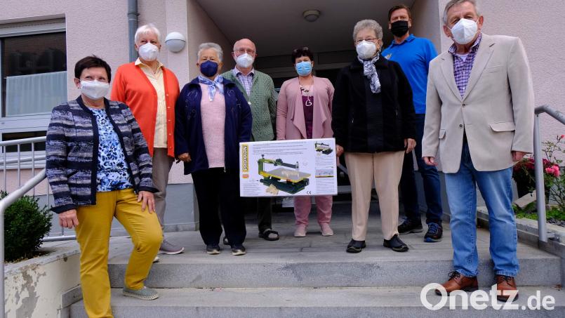 Das BRK-Seniorenheim St. Barbara bekam für die Holzwerker eine neue 400 Euro teure Dekupiersäge - spendiert je zur Hälfte vom Förderkreis Altenhilfe und Werkmarkt Eisen Schertl. (von links): 2. Bürgermeisterin Bärbel Birner, stellvertretende Förderkreisvorsitzende Hildegard Kohl, Gisela Witt, Gruppenleiter Josef Kohl, Heimleiterin Astrid Geitner, Julia Wenzl, WM-Markt-Besitzer Stefan Schertl und Förderkreisvorsitzender Werner Schulz. Bild: u