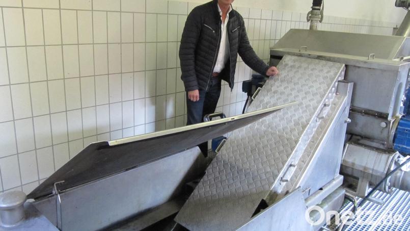 Nicht erfreut schaut Bürgermeister Hermann Falk in den ersten Schmutzfang der Kläranlage. Speziell Feuchttücher machen hier der Technik zu schaffen. Bild: fg