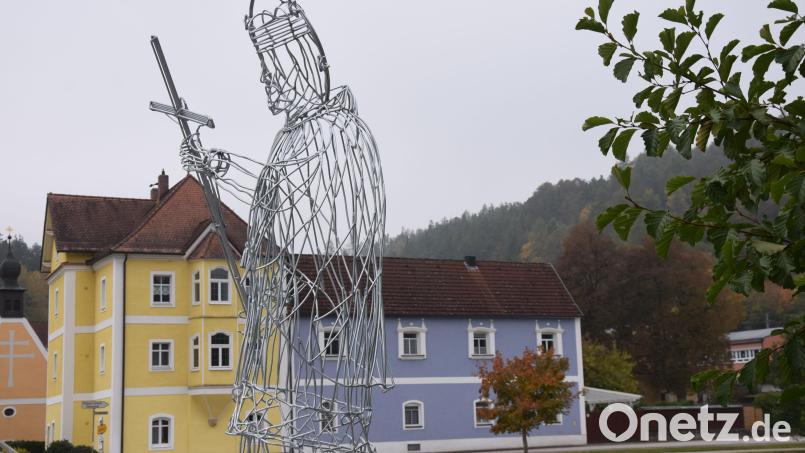 Auf der Friedhofsbrücke ist jetzt eine Stahlkonstruktion des Brückenheiligen St.. Nepomuk der Blickfang für Gäste und Einheimische gleichermaßen geworden. Er stammt aus der Werkstatt des Schmidmühlener Künstlers Franz Schmid. Bild: bö