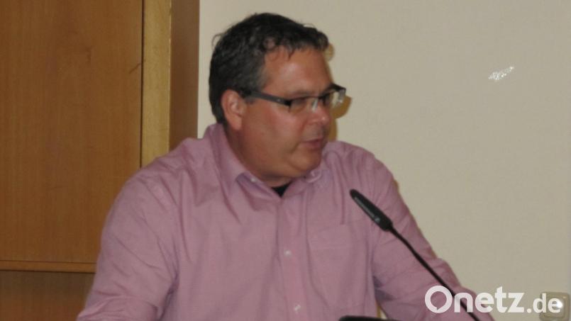 Claus Hellbach stellte sich als neuer Stadtkämmerer Hirschaus vor. Bild: fg