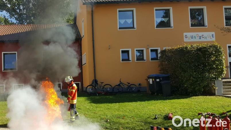 Die Feuerwehr Schwarzenbach demonstrierte verschiedene Brandklassen und deren Bekämpfen. Bild: Feuerwehr Schwarzenbach/exb