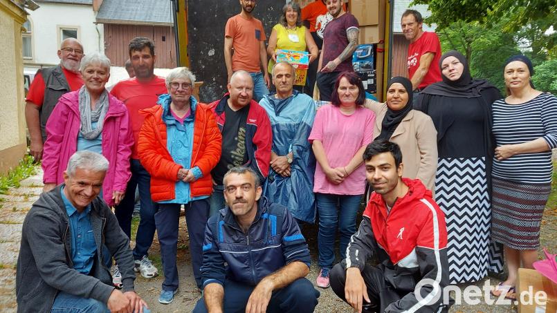 Auf dem Bild Helfer aus Warmensteinach beim Beladen des Lkw mit den Hilfsgütern. Organisiert wird der Transport auch über die Feuerwehr Neusorg durch Kreisbrandmeister Peter Prechtl (rechts hinten im roten T-Shirt). Bild: Angelika Steuer/exb