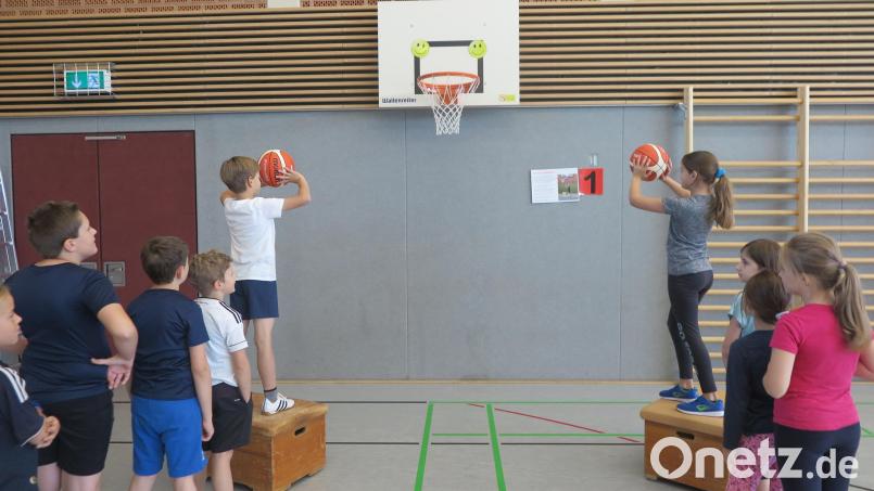 „Welche Gruppe erzielt die meisten Korbwürfe“ lautete die Aufgabe an dieser Station. Bild: jzk