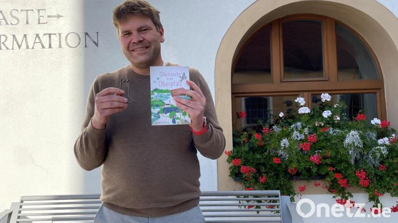 Marko Pammer präsentiert die neuen Souvenirs und Geschenke aus der Gästeinfo. Bild: Veronika Lobinger/exb