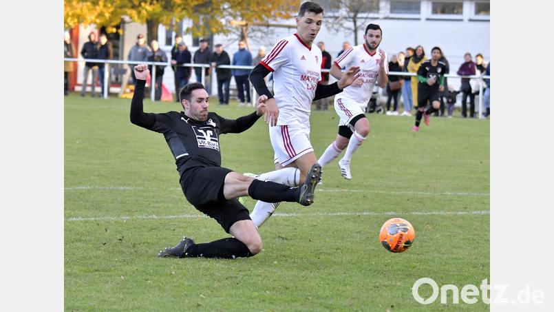 Andreas Hammerl (links) vom ASV Haselmühl trifft in dieser Szene zum Siegtreffer für die Gäste. Lukas Rubenbauer (Mitte) und Granit Sejdiu vom SV Inter Bergsteig Amberg kommen zu spät. Bild: Hubert Ziegler