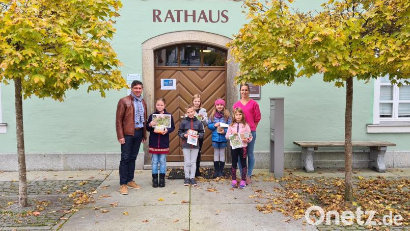 Preisverleihung in Schönsee (von links): der Vorsitzende der Verwaltungsgemeinschaft, Gerald Reiter, Anna Maier, Florian Grosser, Marina Meidl, Emilia Wild, Selina Zwick und Sachbearbeiterin Magdalena Bittner. Bild: VGem Schönsee/exb