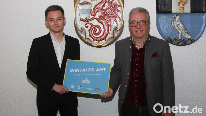 Das Rathaus Wiesau ist jetzt ein &quot;Digitales Amt&quot;. Äußeres Zeichen dafür ist eine Tafel, die von Bürgermeister Toni Dutz und dem Verwaltungsangestellten Maximilian Dagner (von rechts) vor wenigen Tagen vorstellt wurde. Bild: wro