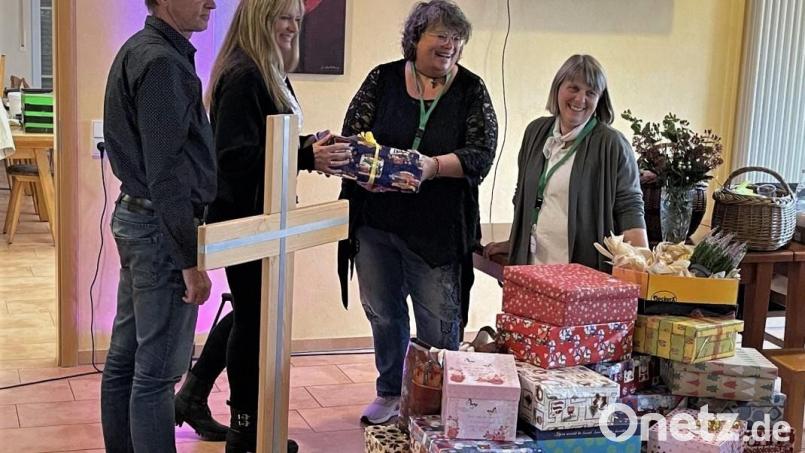 Die Go-Church-Kirche überraschte den Plauener Verein Karo mit einer Spende in Höhe von 100 Euro. Ina Rösch und Susanne Bittner (von rechts) übergaben zudem 42 Weihnachtspäckchen. Bild: ubb