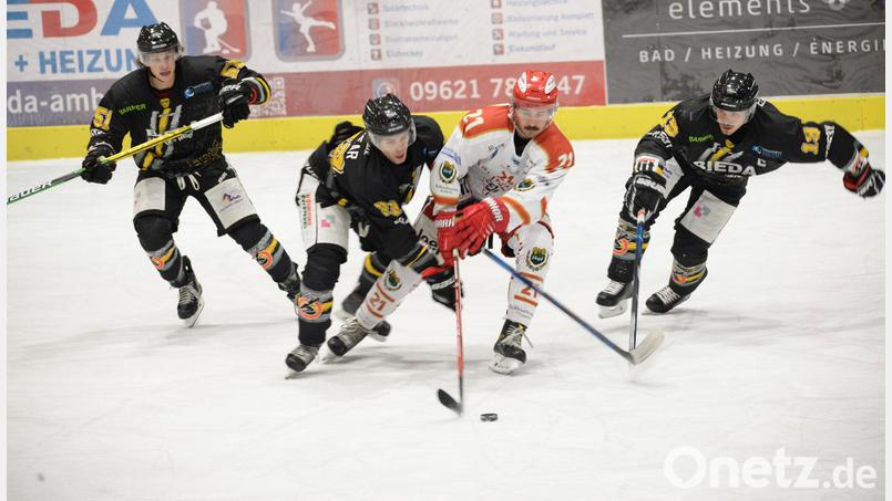 Zwei Tage nach dem überraschenden Sieg gegen den TEV Miesbach (Bild) kassierte der ERSC Amberg (im Bild von links Ryan Murphy, Brett Mennear und Kevin Schmitt) eine ernüchternde Niederlage in Geretsried. Archivbild: Andreas Brückmann