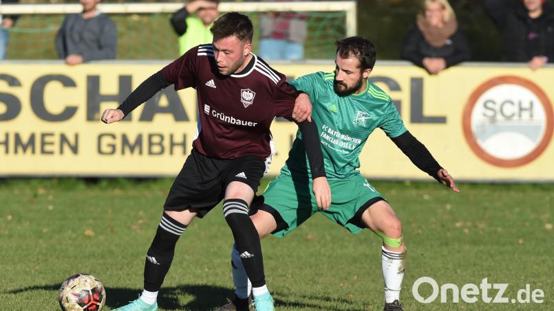 Niklas Aha (links) von der DJK Weiden und Nikolai Schuller (FC Weiden-Ost) im Kampf um den Ball. Das Verfolgerduell der Kreisliga Nord brachte keinen Sieger hervor. Bild: Büttner, Gerhard