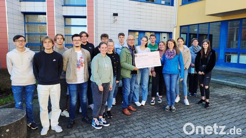 Die Gymnasiasten unterstützten die Aidshilfe von Pater Lagleder in Südafrika und das Hilfsprojekt Aktion Tschernobyl Pfreimd finanziell. Bild: Andreas Fröhlich/exb