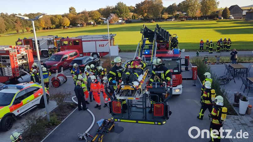 Der Innenhof der Wohnanlage war bei der Übung mit Fahrzeugen und Feuerwehrmännern überfüllt. Rettungsarbeiten dürften sich hier sehr schwierig gestalten. Die Verantwortlichen müssen an Konzepten arbeiten. Bild: gi