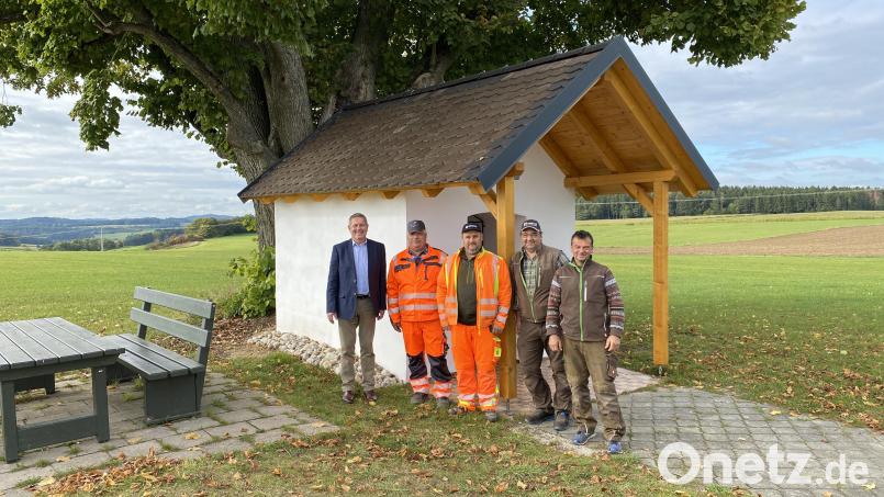 Bürgermeister Joachim Neuß (links) nahm das gelungene Werk in Augenschein und
bedankte sich bei Dieter Dietze, Stefan Lutz, Ludwig
Wittmann und Uwe Schlegl (von links) vom Bauhofes für die aufwendige Sanierung der Sturmschäden. Bild: Stadt Auerbach/exb