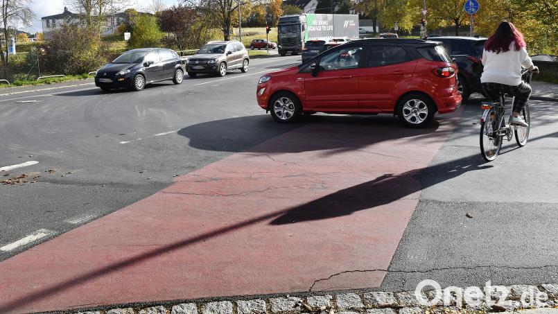 An bestimmten Stellen im Stadtgebiet, wie hier an der Fuggerstraße, sind die Radwege rot markiert. Im Lauf der Jahre verblasst der Anstrich allerdings. Bild: Petra Hartl