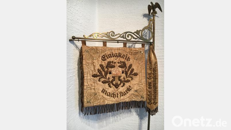 1000 Euro kostet die Sanierung der Tischstandarte des Burschenvereins. Diese Kosten übernimmt Bürgermeister Ernst Schicketanz aus seinem Budget. Bild: adj