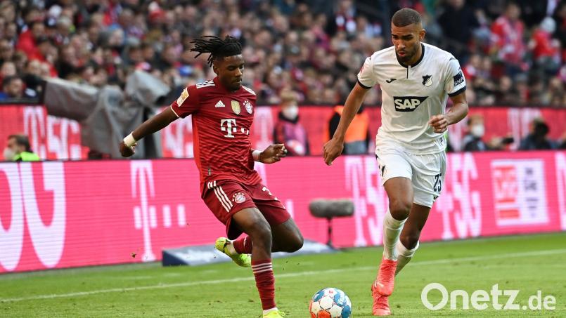 Bayerns Omar Richards (links) in Aktion gegen Hoffenheims Kevin Akpoguma. Der 23-jährige Engländer stand bei den Münchnern erstmals in der Startelf. Bild: Sven Hoppe/dpa