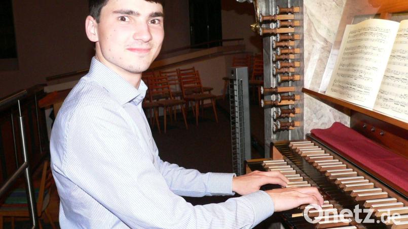 Regionalkantor Florian Schuster an der Orgel. Bild: nid