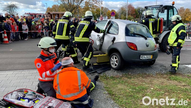 Verkehrsunfall mit verletzten Personen, mit HVO, RTW und Notarzt vor Ort, sowie Fahrzeugöffnung hieß es nachmittags zur Schauübung auf dem Gelände der Flosser Feuerwehr. Dazu folgten fachkundige Erklärungen durch den Einsatzlautsprecher. Die Bevölkerung war sichtlich angetan von den mannigfaltigen Einsatzspektrum der Feuerwehr. Bild: omu