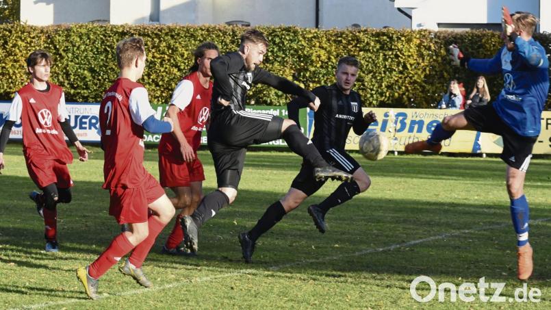 Kreisliga-Spitzenreiter TSV Konnersreuth gewann am Samstag beim ATSV Tirschenreuth mit 2:0.In dieser Szene klärt ATSV-Torwart Christoph Rösner (rechts) vor Oliver Schicker. Bild: gb