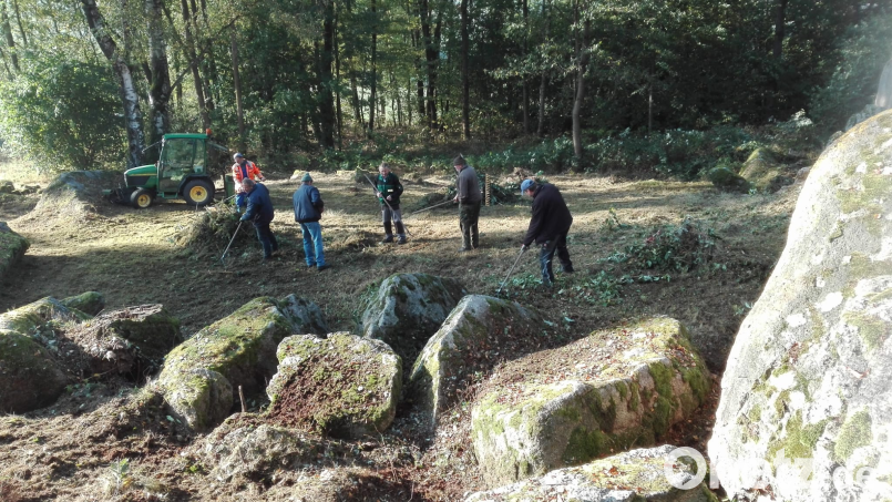 Mit Vorsitzenden Michl Schwabl machten sich viele fleißige Helfer ans Werk und säuberten in ihrer Freizeit das Natrudenkmal. Bild: sl