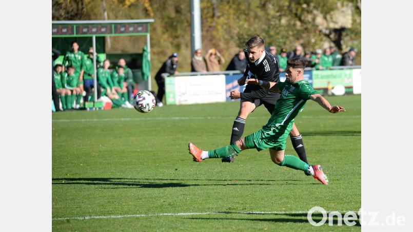 Manuel Geiger zieht ab, der Abtswinder Kevin Steinmann versucht zu blocken. Die DJK Ammerthal gewann nach einem Doppelschlag in den Schlussminuten noch mit 3:2. Bild: Andreas BrÜckmann