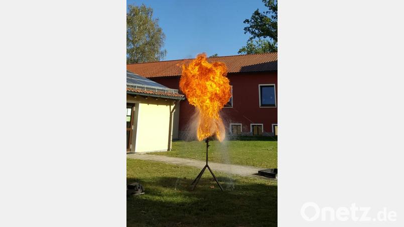 Die Feuerwehr Schwarzenbach demonstrierte verschiedene Brandklassen und deren Bekämpfung. Bild: Feuerwehr Schwarzenbach/exb