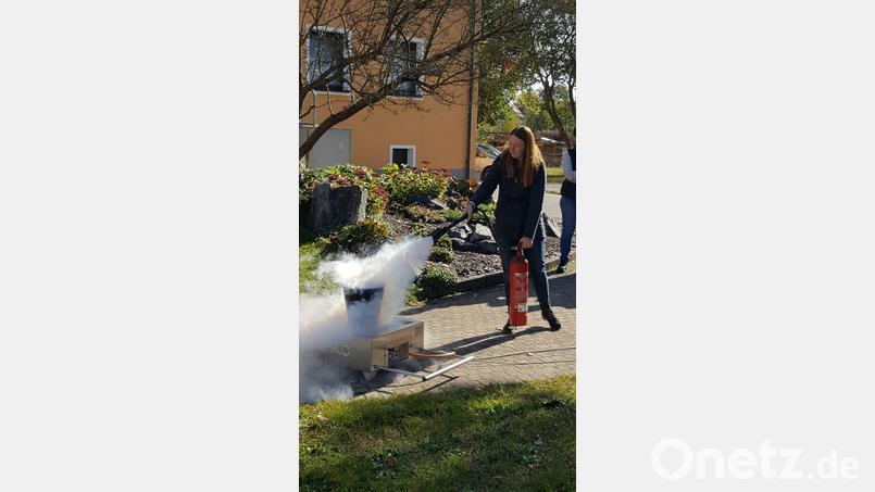 Die Feuerwehr Schwarzenbach demonstrierte verschiedene Brandklassen und deren Bekämpfung. Bild: Feuerwehr Schwarzenbach/exb