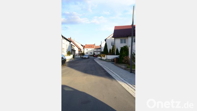 Der Ausbau der Blütenstraße ist nach achtmonatiger Bauzeit abgeschlossen. Zur Maßnahme gehörte auch die Anlegung eines Gehweges an der südlichen Straßenseite entlang den Häusern mit geraden Hausnummern. Die Absenkung der Gehweg soll das Überqueren mit Rollatoren oder Kinderwägen einfacher machen, nicht hingegen das Parken von Fahrzeugen. Bild: bey