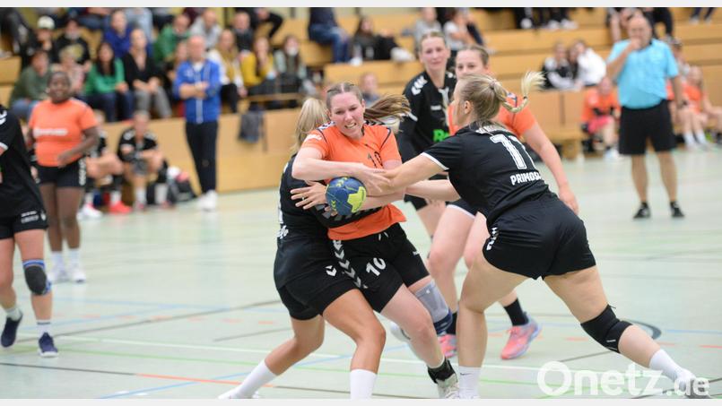 Energisch setzt sich Tina Lösch gegen zwei Regensburger Gegenspielerinnen durch. Die HG Amberg besiegte in der Bezirksoberliga überraschend den Titelkandidaten SG Regensburg mit 22:18. Bild: Andreas Brückmann