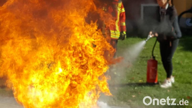 Die Feuerwehr Schwarzenbach demonstrierte verschiedene Brandklassen und deren Bekämpfung. Bild: Feuerwehr Schwarzenbach/exb