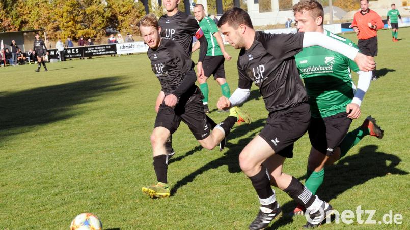 Die Tirschenreuther Lukas Schön (von links), Tobias Siegert und Johannes Klinger werden von Markus Walberer (Lorenzreuth) verfolgt. Am Ende trennten sich beide Teams 3:3. Bild: heh